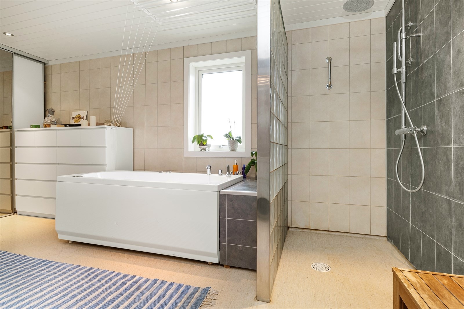 Bad som er utstyrt med dusjnisje og badekar. Galleribilde