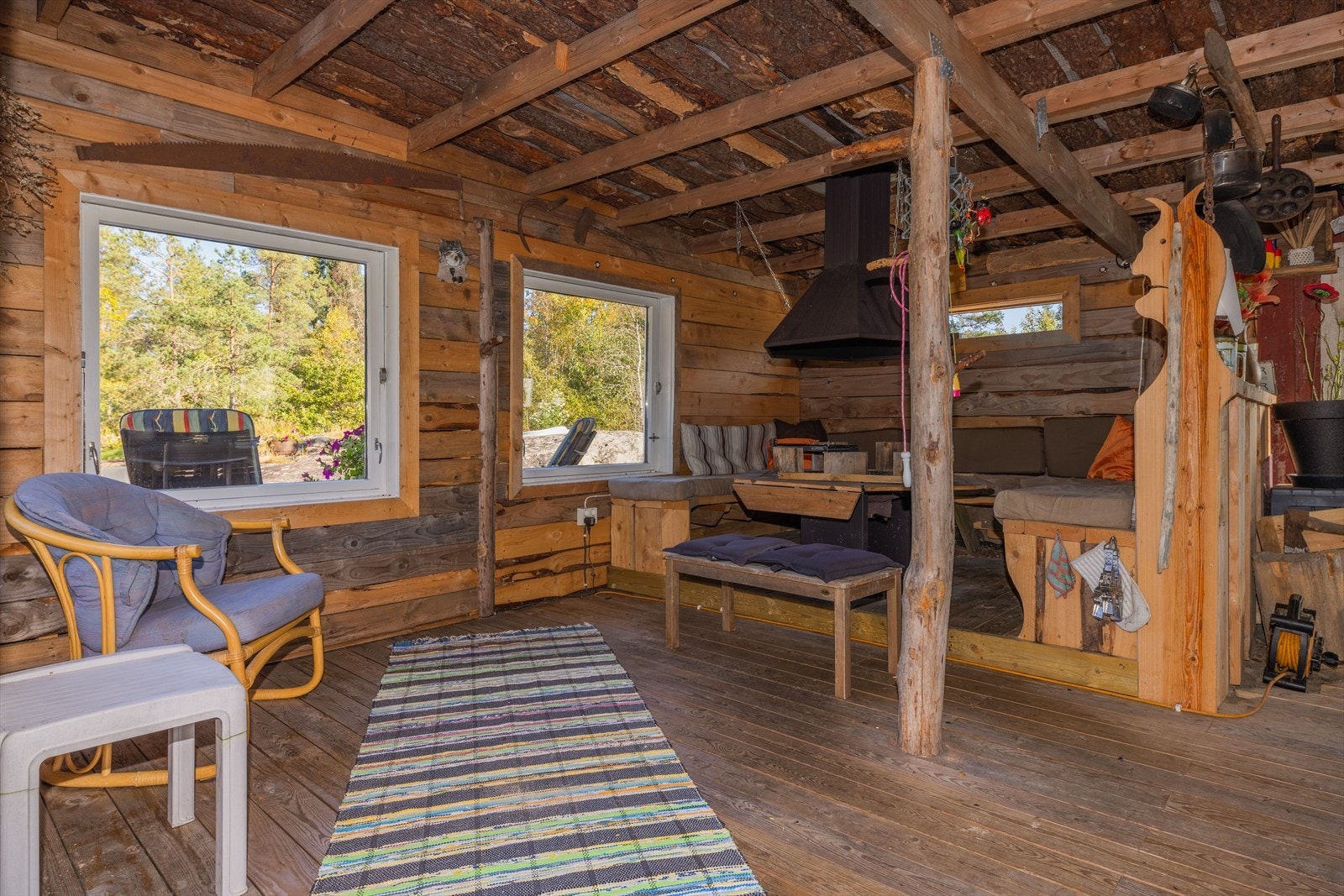 På innsiden av hagestuen har man sittegrupper. Galleribilde