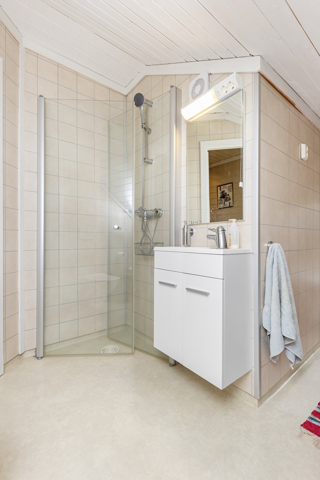 Her finner vi en enkel baderomsinnredning og dusjhjørne, samt toalett. Galleribilde