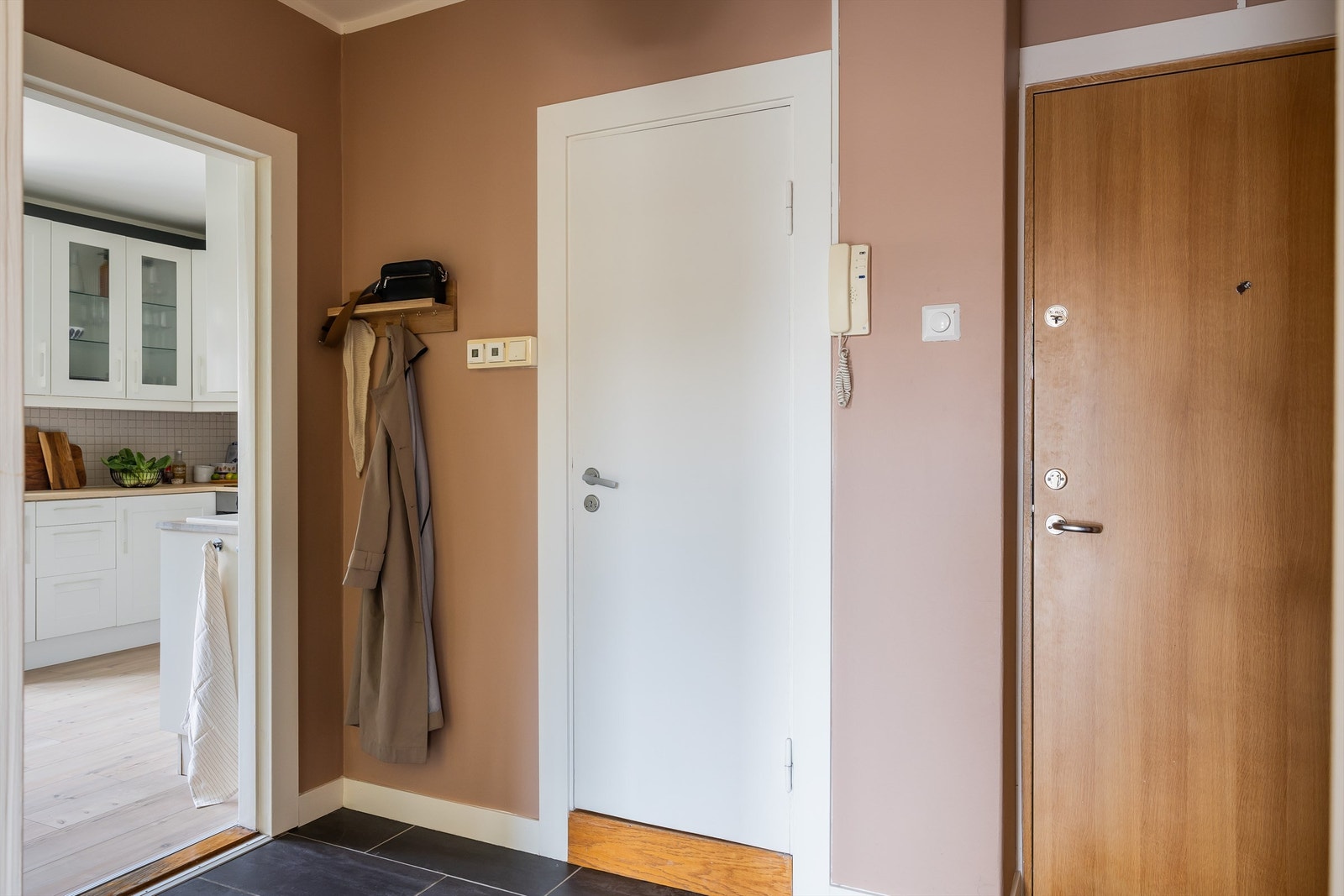 Lyst og innbydende entré som gir et godt førsteinntrykk av boligen. Galleribilde