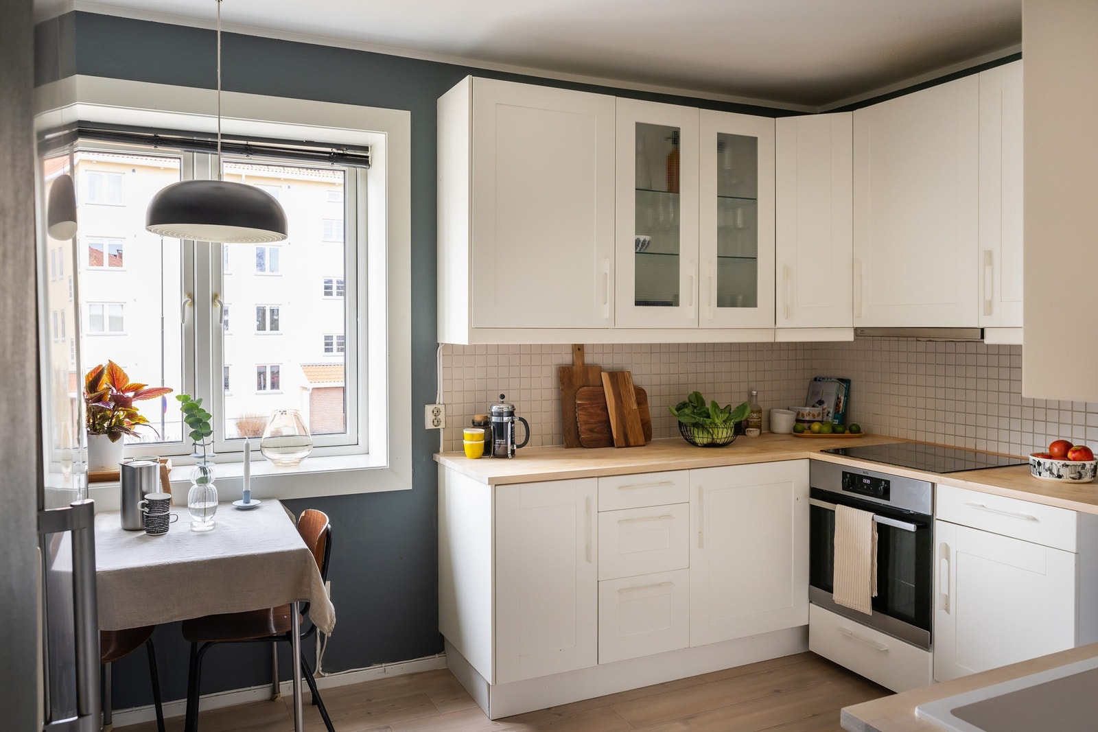 Kjøkkeninnredningen er av profilerte fronter og benkeplate i tre med nedfelt oppvaskkum. Mellom kjøkkenbenk og overskap er det flislagt med benkeskapsbelysning og stikkontakter. Galleribilde