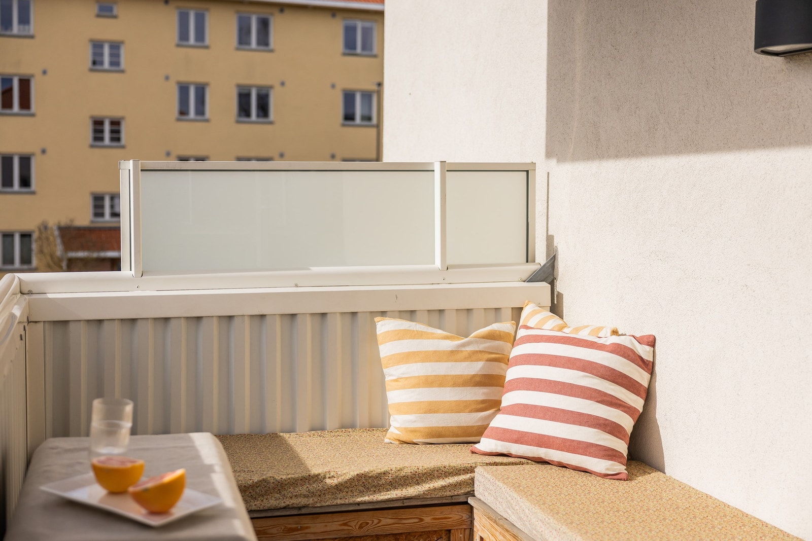 Selger informerer om gode solforhold med sol fra ca. 8:30 til 20:15 på sommerstid. Galleribilde