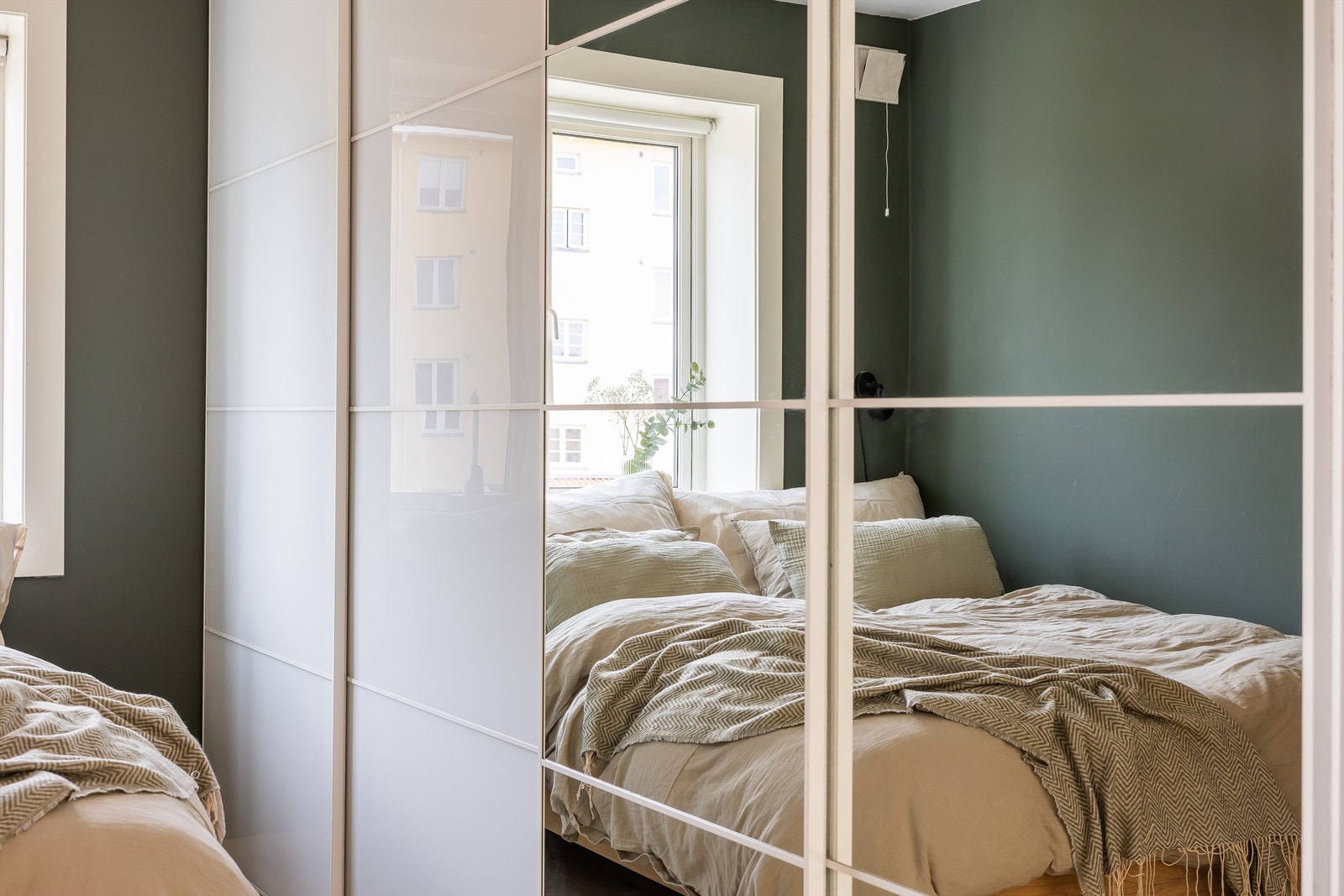 Det er rikelig med oppbevaringsplass i en romslig skyvedørsgarderobe med praktiske speilfronter. Galleribilde