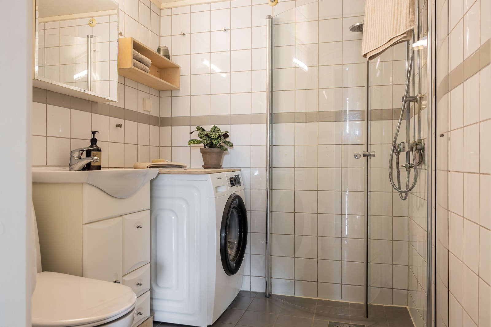 Badet er pent flislagt på gulv og vegger med varme i gulvet. Badet fikk nye varmekabler, fliser og toalett i 2018. Galleribilde