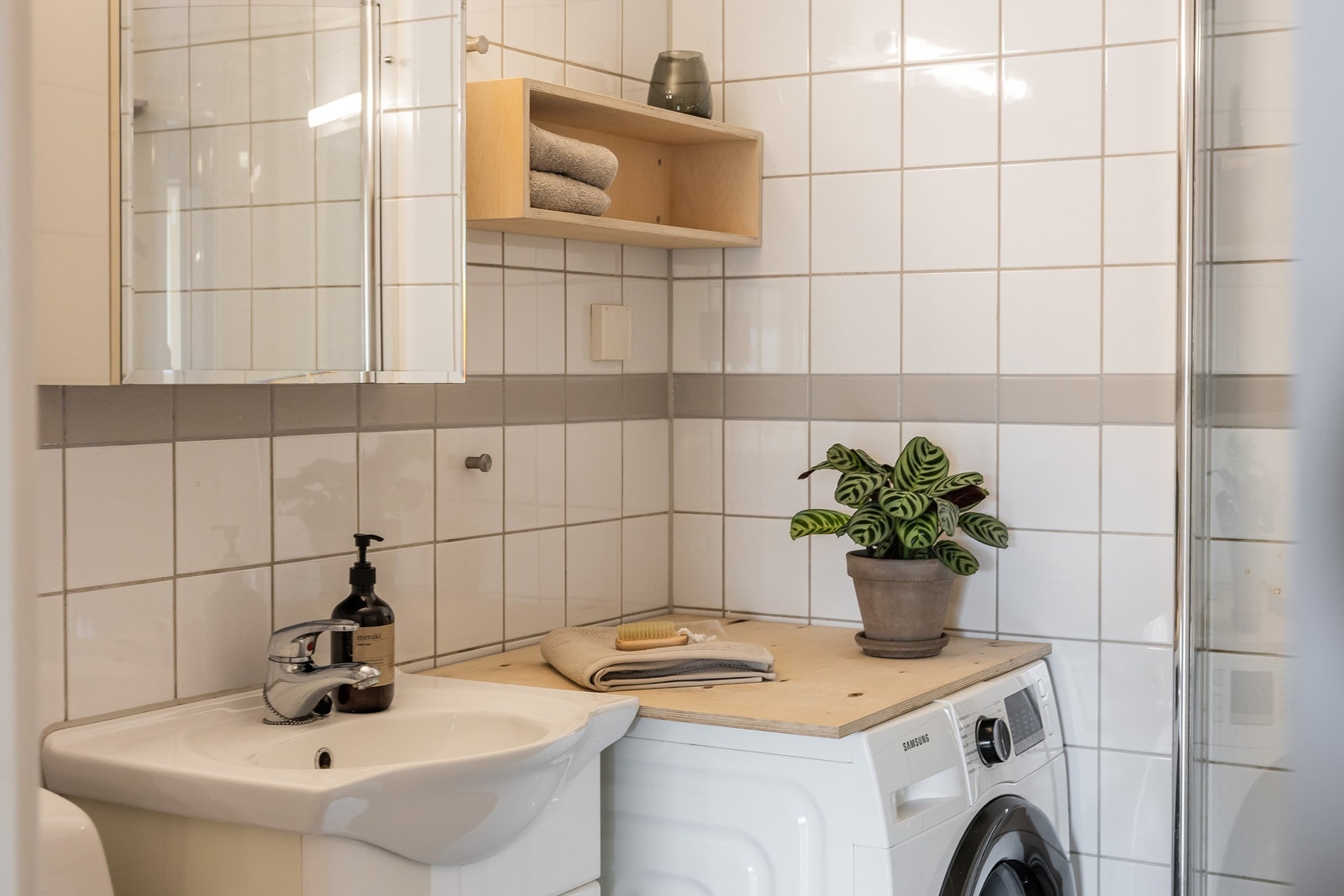 Baderomsinnredningen består av gulvstående servantskap med heldekkende servant. Over servanten er det et praktisk skap med speildører og overlys. Galleribilde