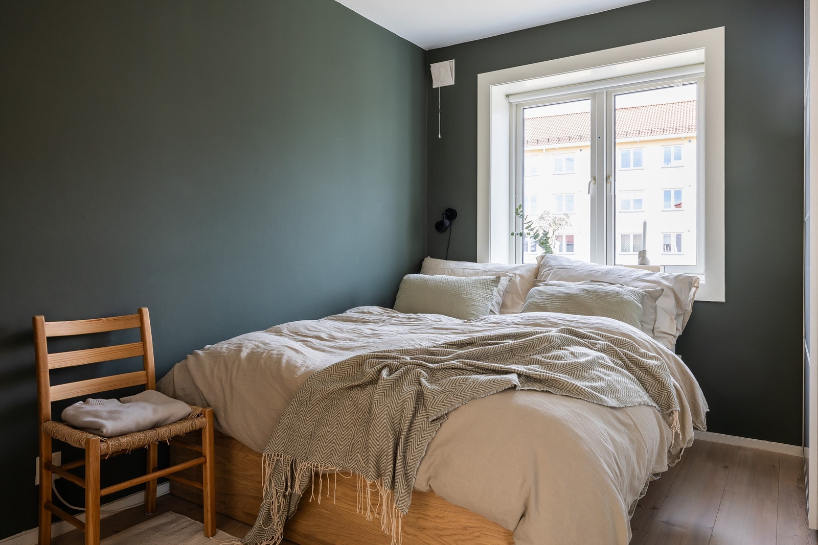 Hovedsoverommet er av god størrelse og kan enkelt innredes med dobbeltseng og tilhørende nattbord. Galleribilde