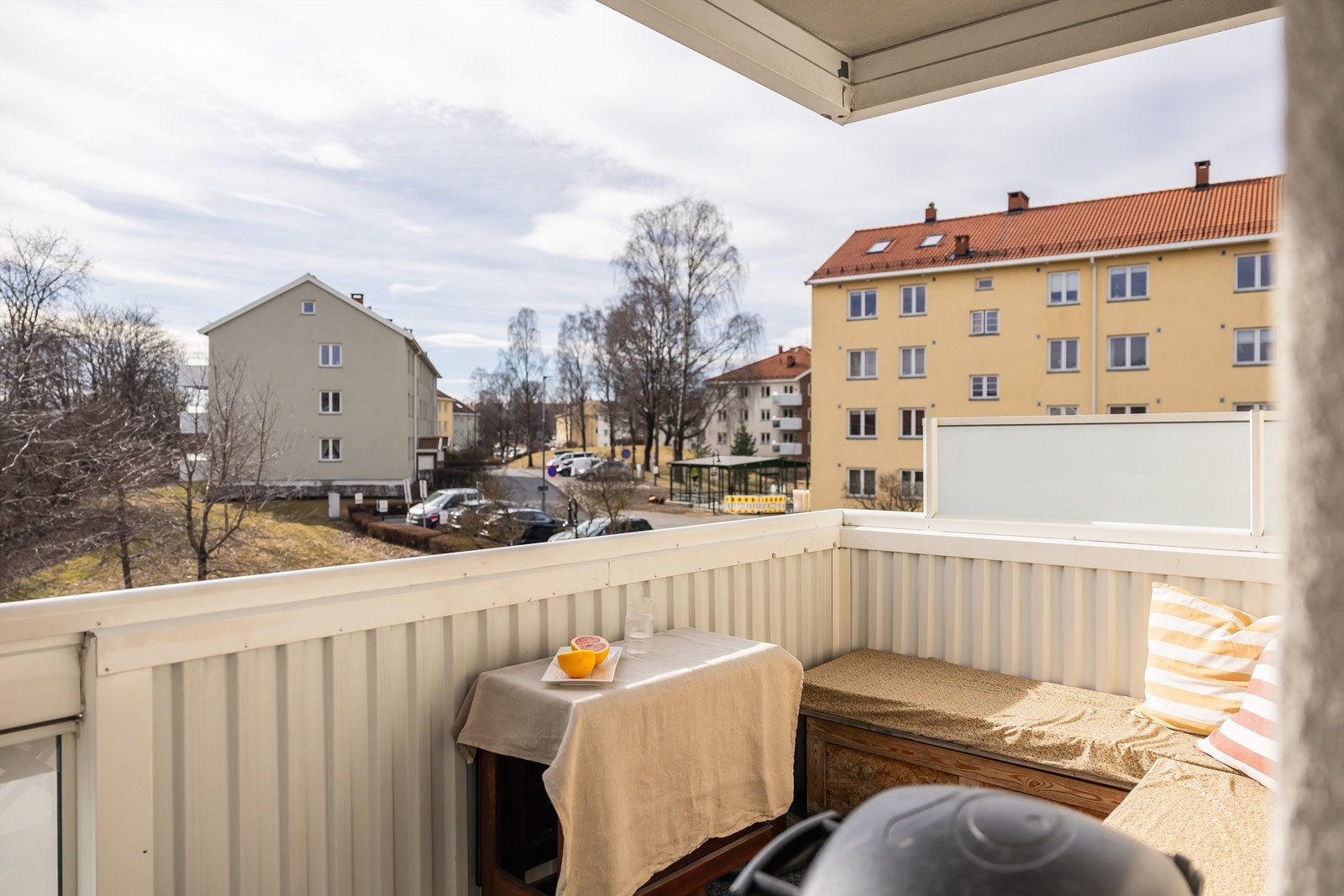 Fra stuen kommer du ut til leilighetens sydvendte balkong på 6 kvm. Galleribilde