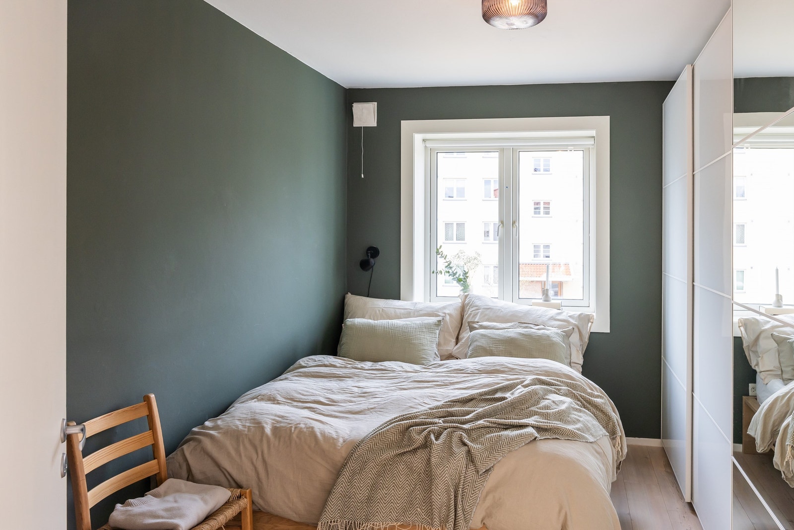 Rommet er holdt i duse og behagelige nyanser - perfekte for soverommet! Galleribilde