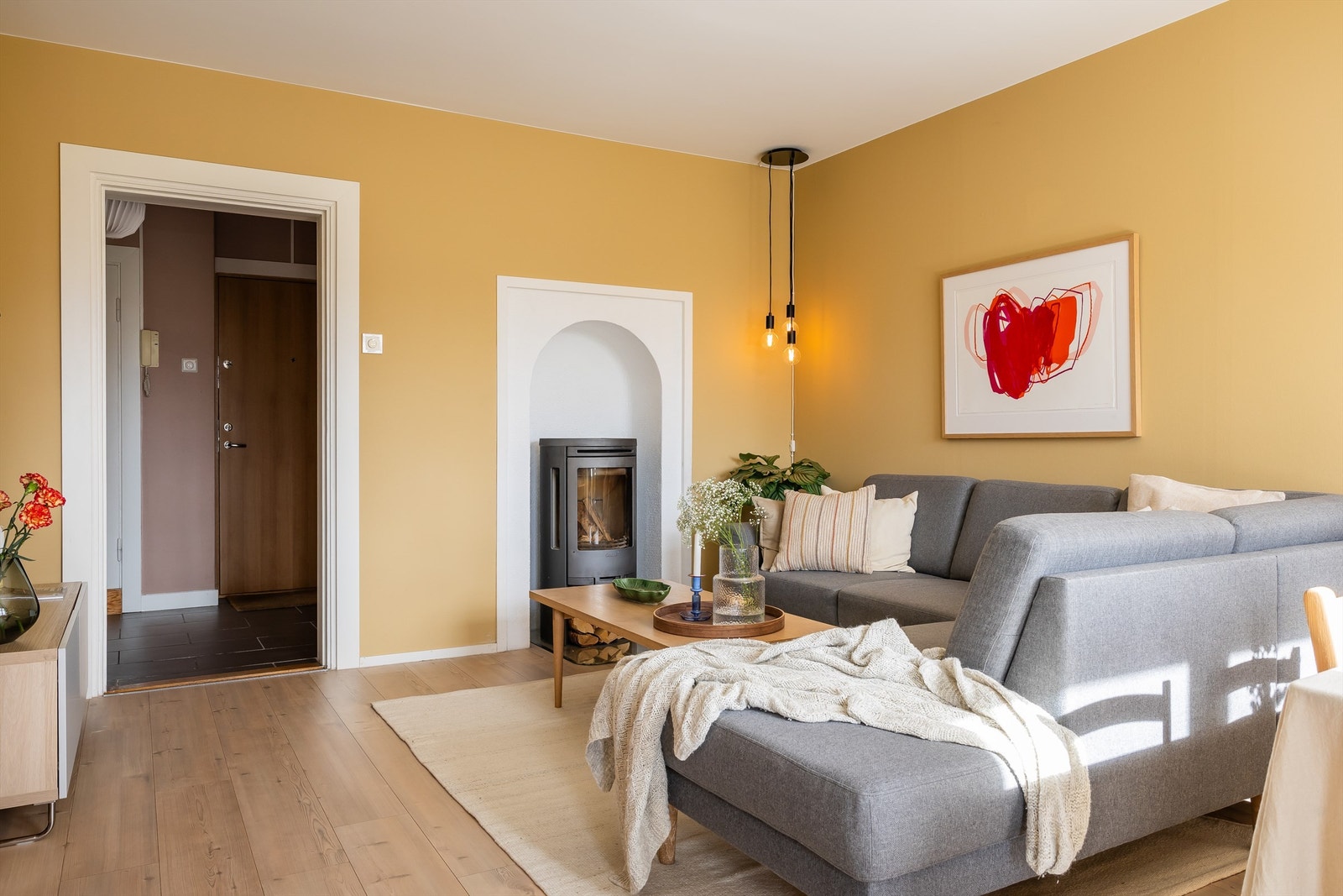 Stuen er romslig med god planløsning og kan enkelt innredes med en hyggelig sofagruppe med tilhørende sofabord og annet ønskelig stuemøblement. Galleribilde