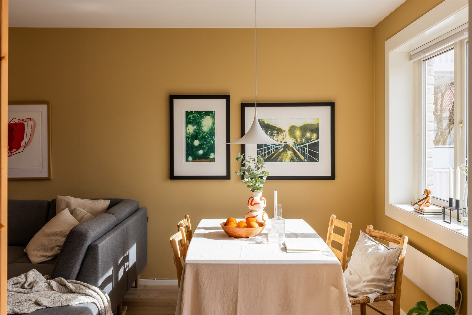 Det er også en naturlig plass for å innrede med et spisebord der venner og familie kan inviteres på middagsselskaper. Galleribilde