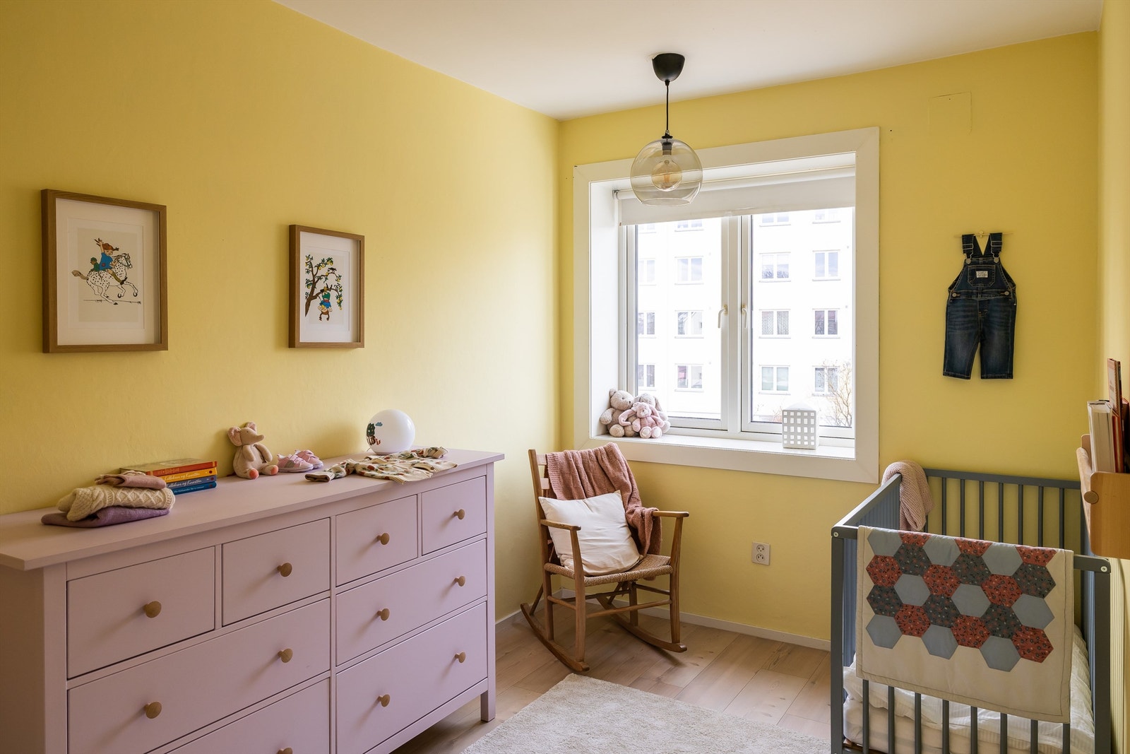 Leilighetens andre soverom er også av god størrelse og passer ypperlig som barnerom, gjesterom eller kontor. Galleribilde