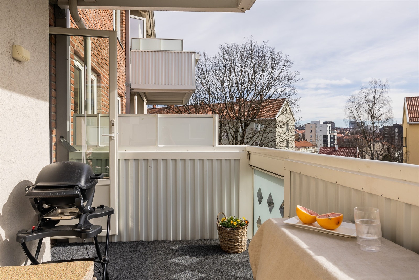 På sommerstid oppleves balkongen som en naturlig forlengelse av stuen. Galleribilde