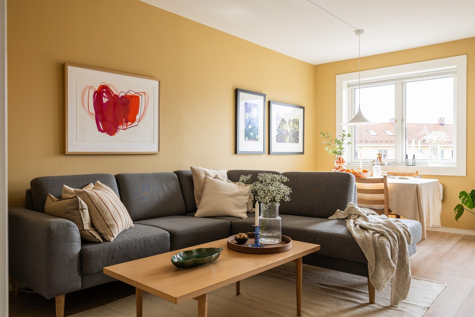 Det er store vindusflater fra flere retninger som slipper inn rikelig med lys og skaper en lys og luftig atmosfære i stuen. Galleribilde