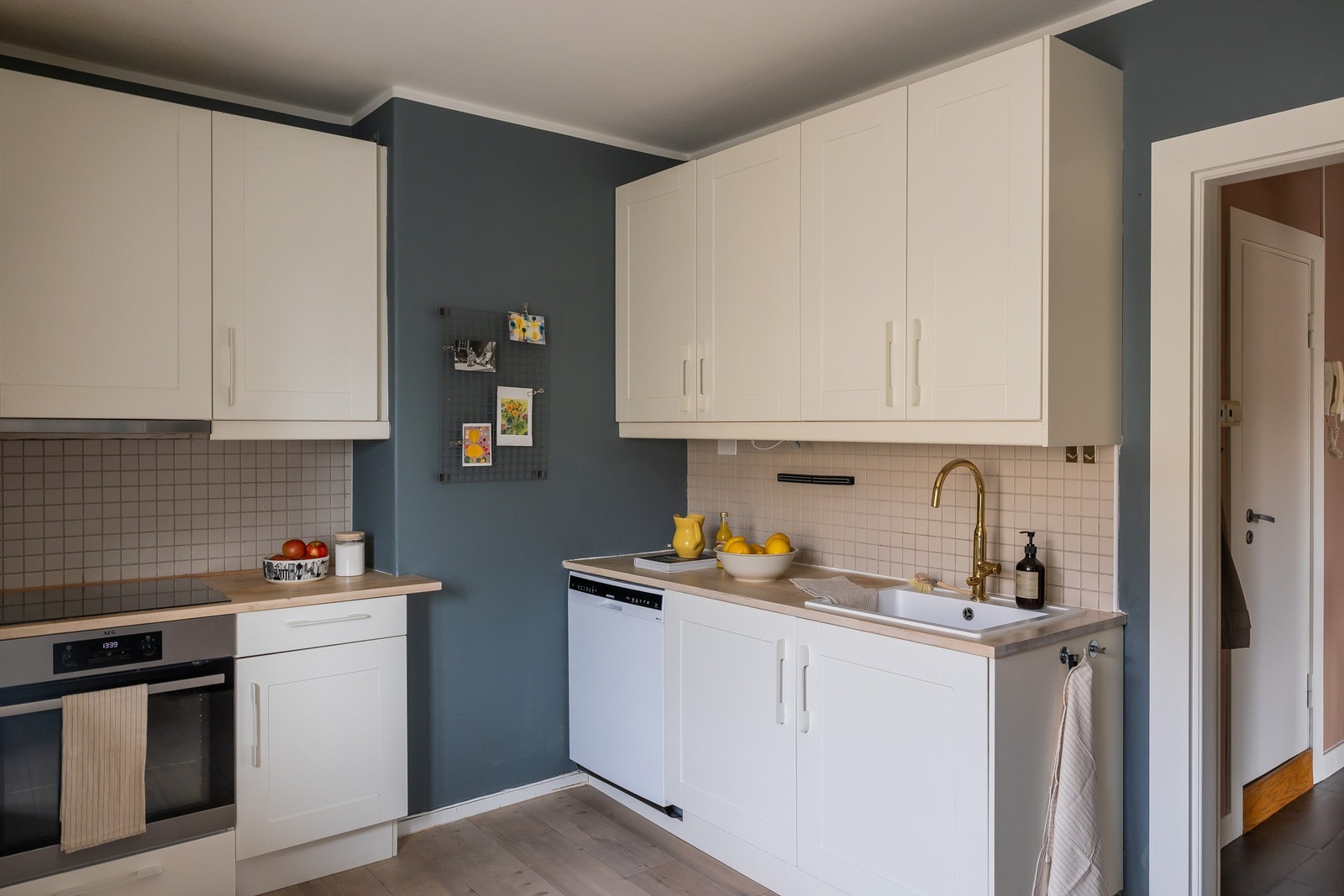 Det er rikelig med oppbevaringsplass i både skuffer og skap. Den gode benkeplassen gjør matlagingen enkel. Galleribilde