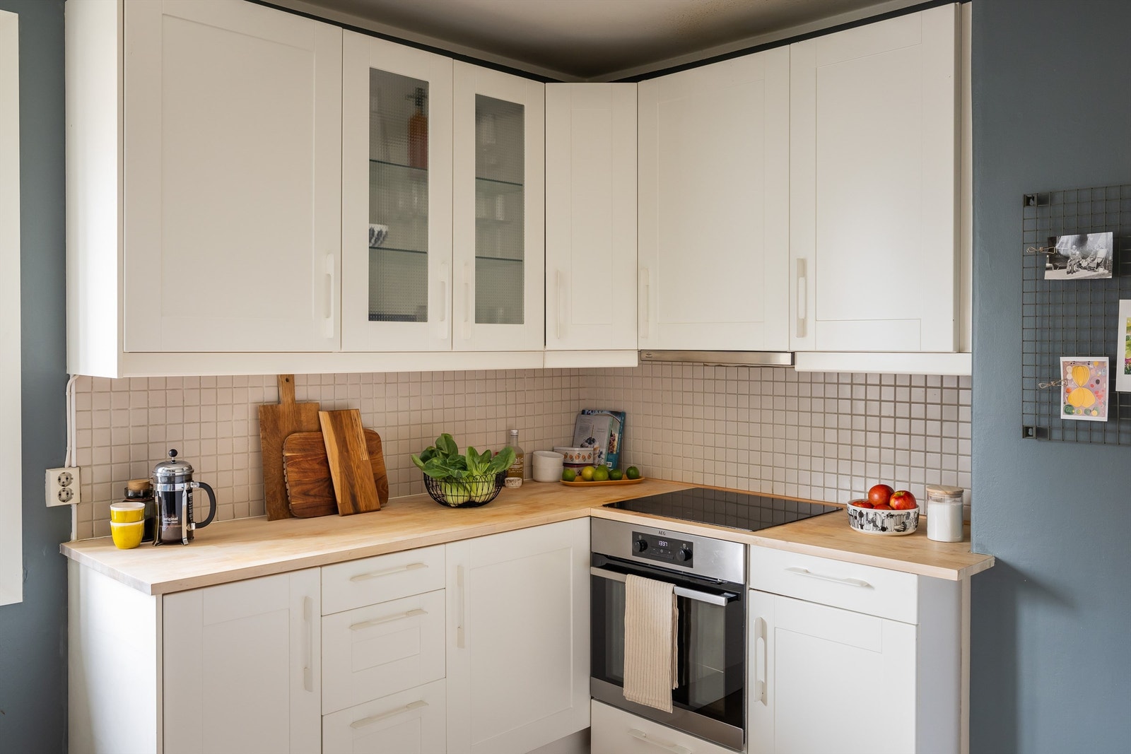 Kjøkkenet er holdt i en praktisk separat løsning fra stuen, noe som gir en fin sone for matlagingen. Galleribilde