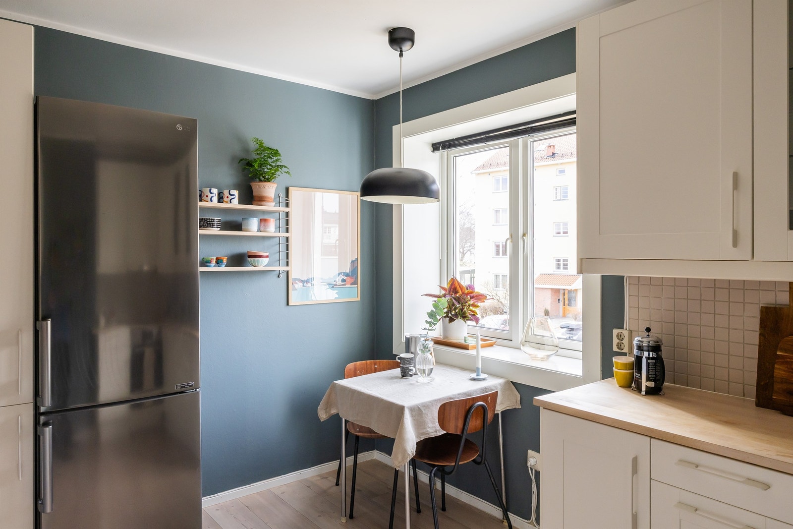 Kjøkkenet har også plass til å innrede med en ekstra spisegruppe. Galleribilde