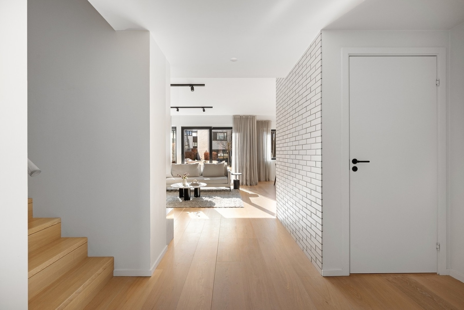 1.etasje har inngang til både separat gjestetoalett og eget vaskerom. Galleribilde