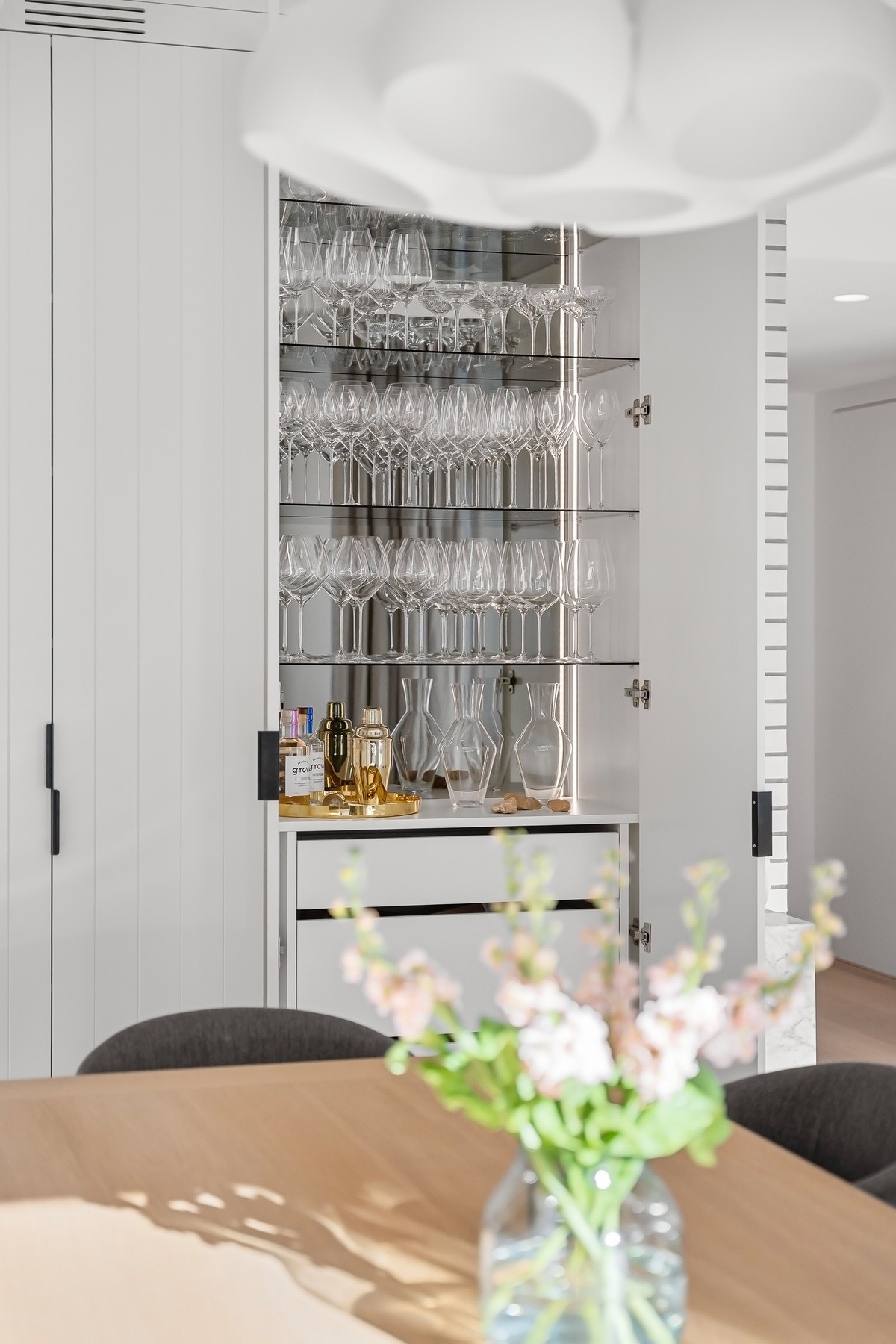 Plassbygde og skap i forlengelsen av spisestuen. Galleribilde