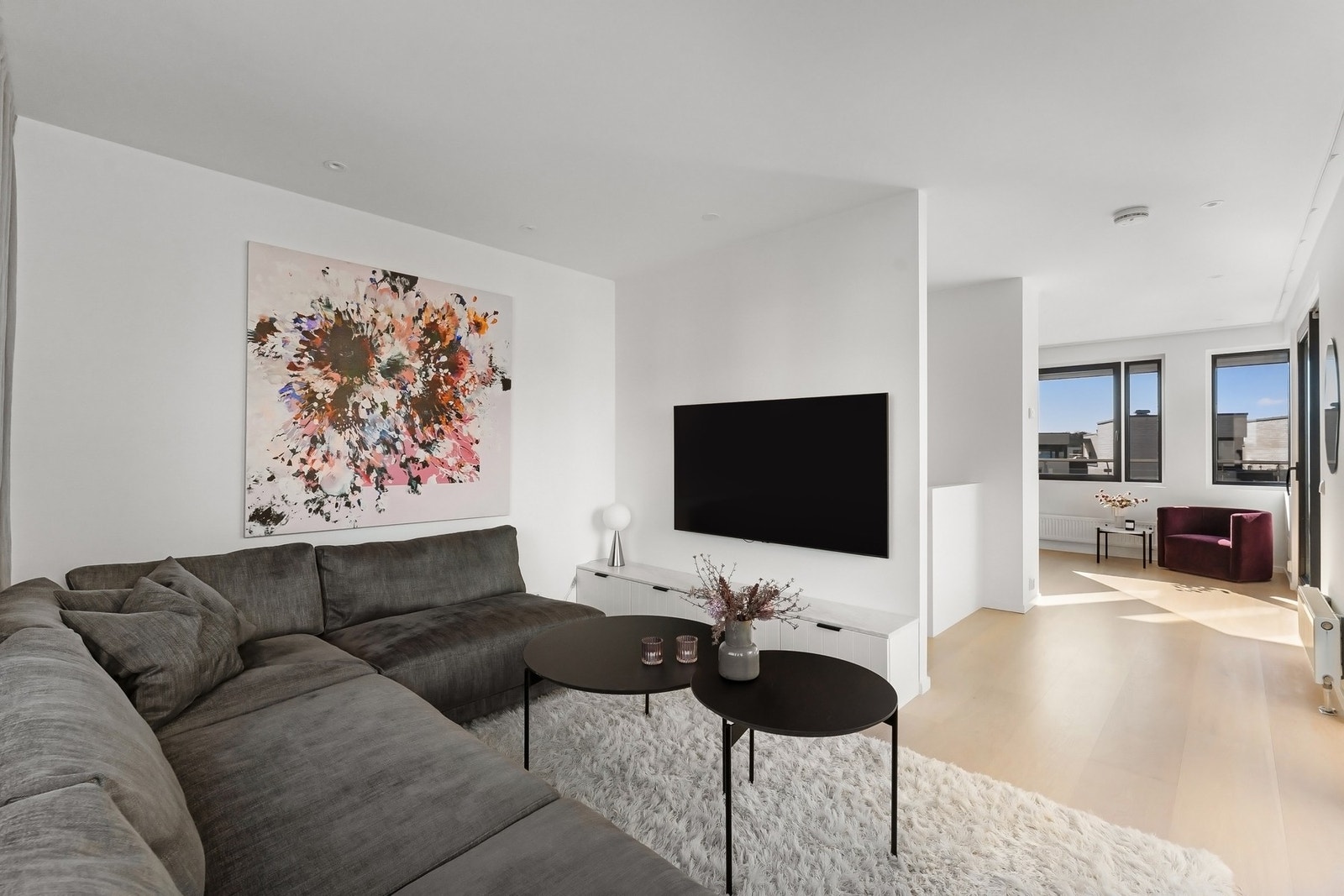 Boligens toppetasje består i dag av 2 større stuer på hver sin side av trappen (kan med enkle grep bli ekstra soverom). Galleribilde