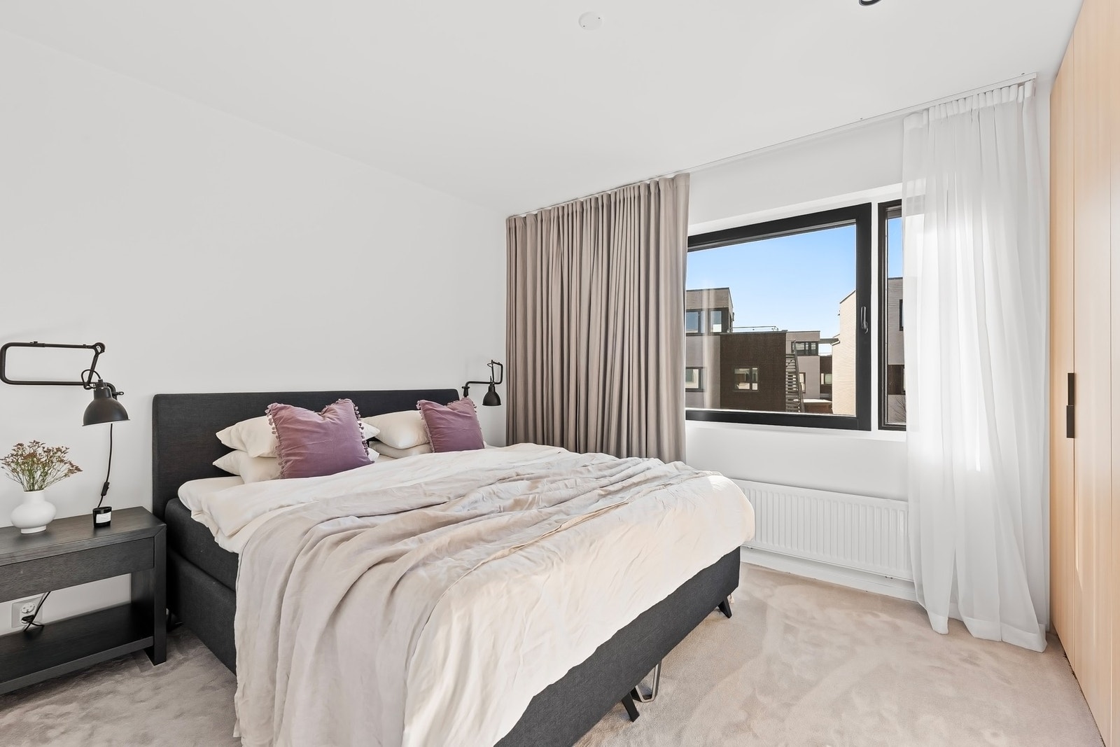 Hovedsoverom med plassbygde garderobskap. Galleribilde