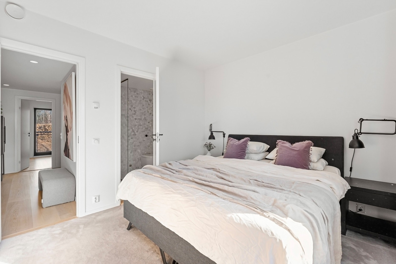 Fra hovedsoverommet er det inngang til eget bad. Galleribilde