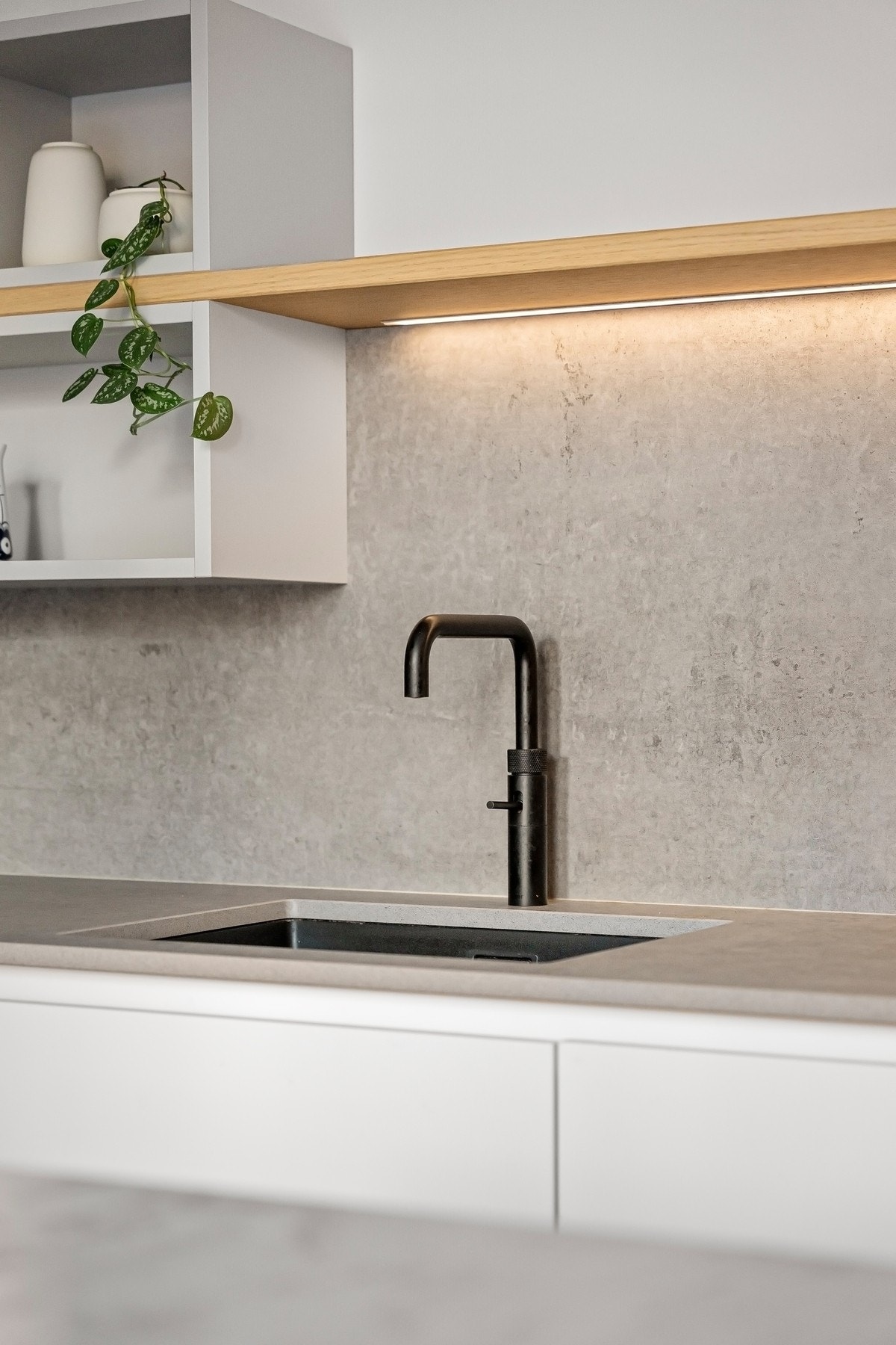 Lekre tidløse benkeplater i komposittstein med underlimt kum i kompositt. I tillegg er kran fra Quooker. Galleribilde