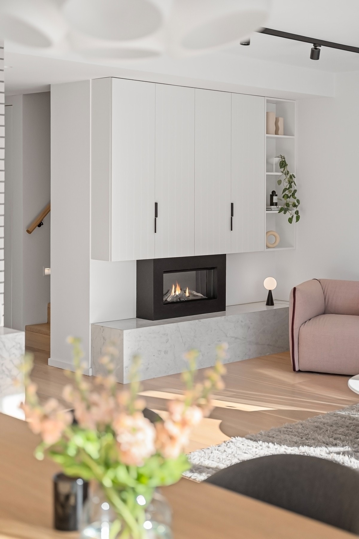 Detaljbilde, elektrisk peis og plassbygde skap/hyller Galleribilde