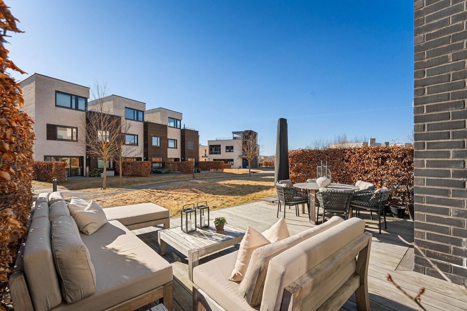 Solrike uteplasser på flere sider et steinkast fra vakre Koksabukta. Galleribilde