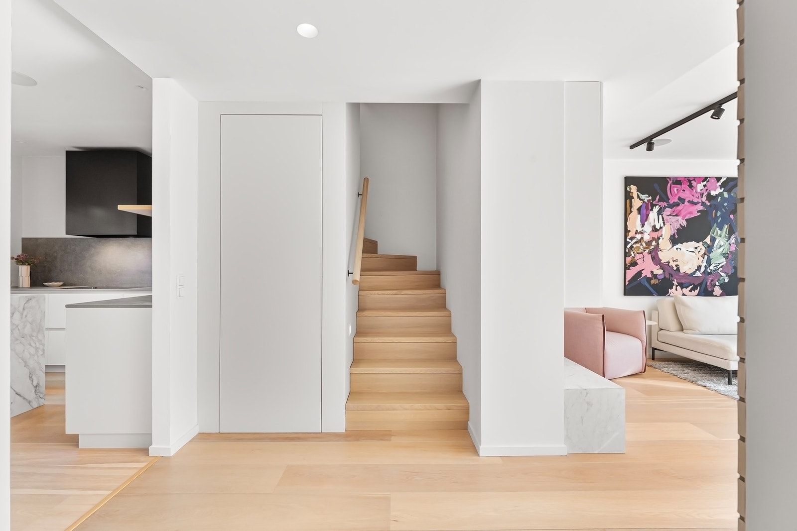 Boligen er optimalt utnyttet med plassbygde løsninger og lekre detaljer. Galleribilde