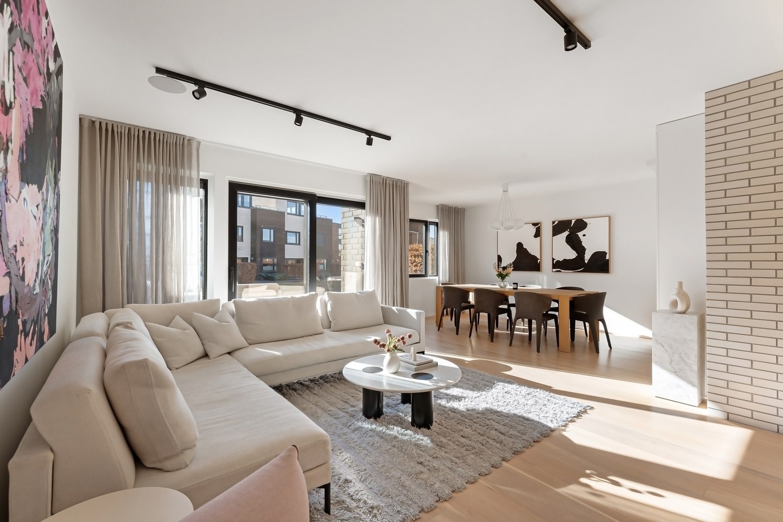 Store vindusflater fra begge sider av huset gir flotte lysforhold. Galleribilde