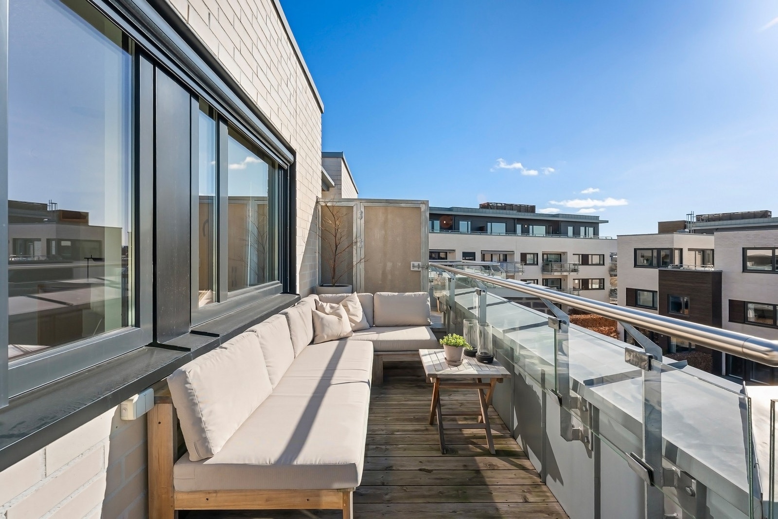 Takterrassen er innredet i flere soner med plass til familie og venner. Utsikt mot vakre fellesområder som omkranser rekkehusene. Galleribilde