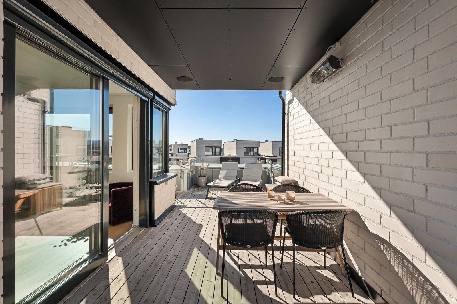 Stor og innholdsrik takterrasse på hele 36 m² med både solrike soner og lune soner for sene kvelder. (varmelamper installert for allsidig bruk). Galleribilde