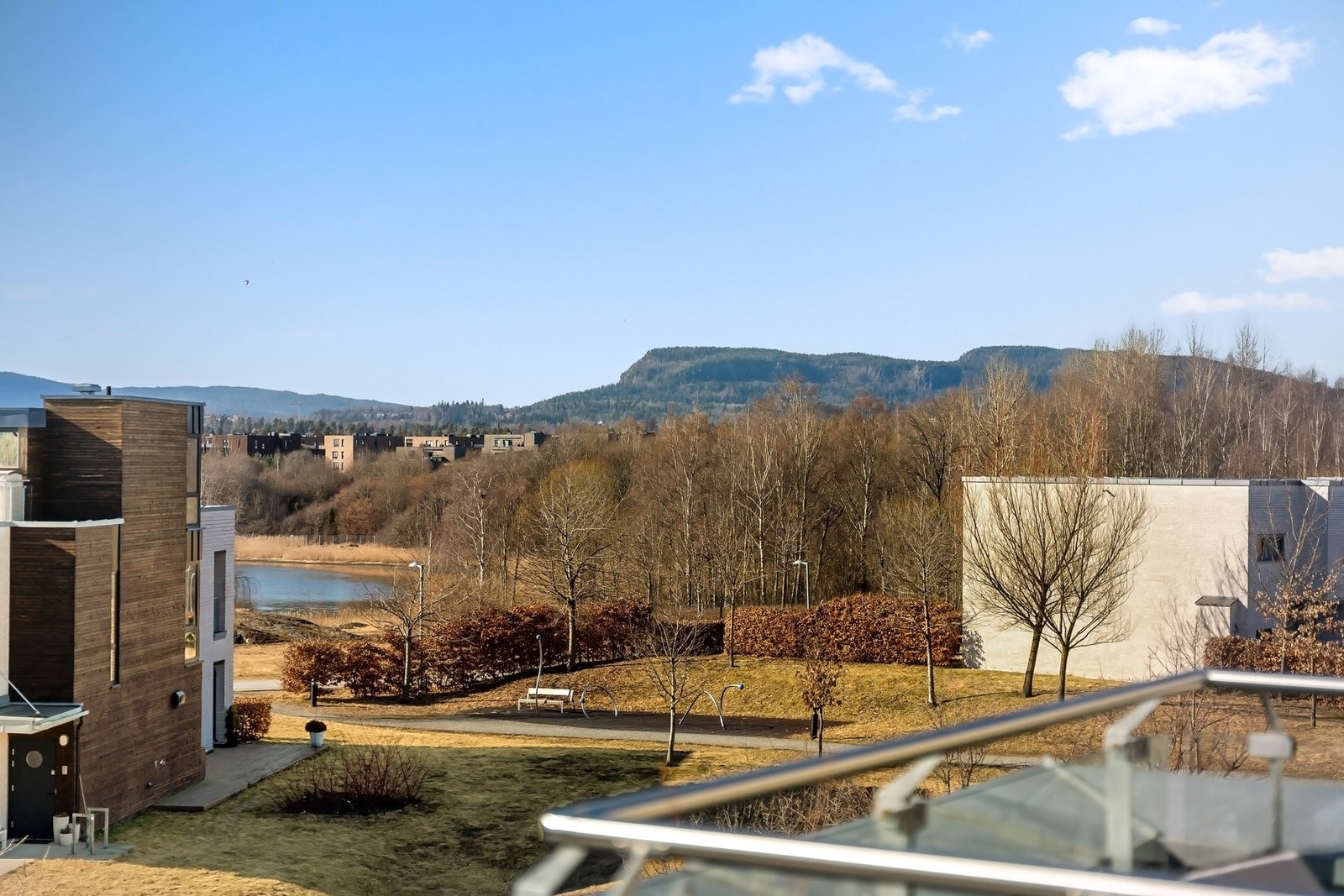 Utsikt mot vakre Koksabukta fra takterrassen, morgenbadet en kort spasertur unna. Galleribilde