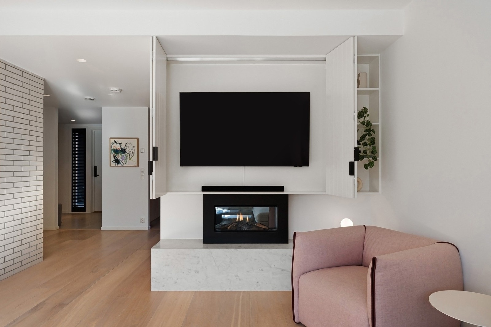 Plassbygd og funksjonelt skap som gir mulighet for å skjule TV i stuen. Galleribilde