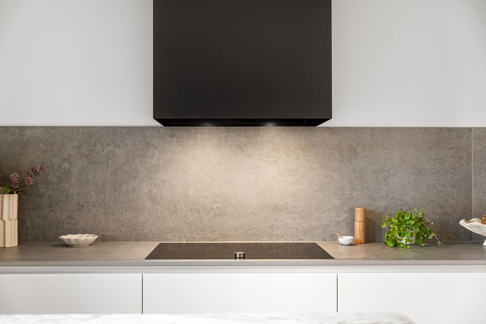 Platetopp fra Gaggenau og kjøkkenvifte med kullfilter. Integrerte hvitevarer fra Miele (stekeovn, kaffemaskin, kombi stekeovn/mikro og to varmeskuffer) og Gaggenau (kjøleskap, fryseskap, oppvaskmaskin, platetopp). Galleribilde