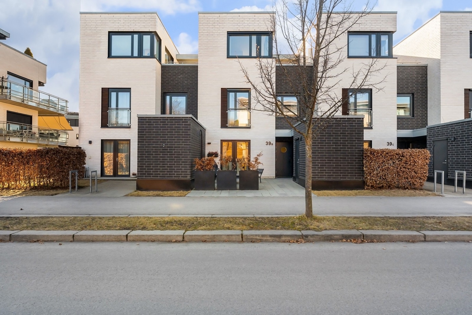 Rekkehusene på Hundsund er svært god utnyttet med tanke på boligareal og oppbevaring. Galleribilde