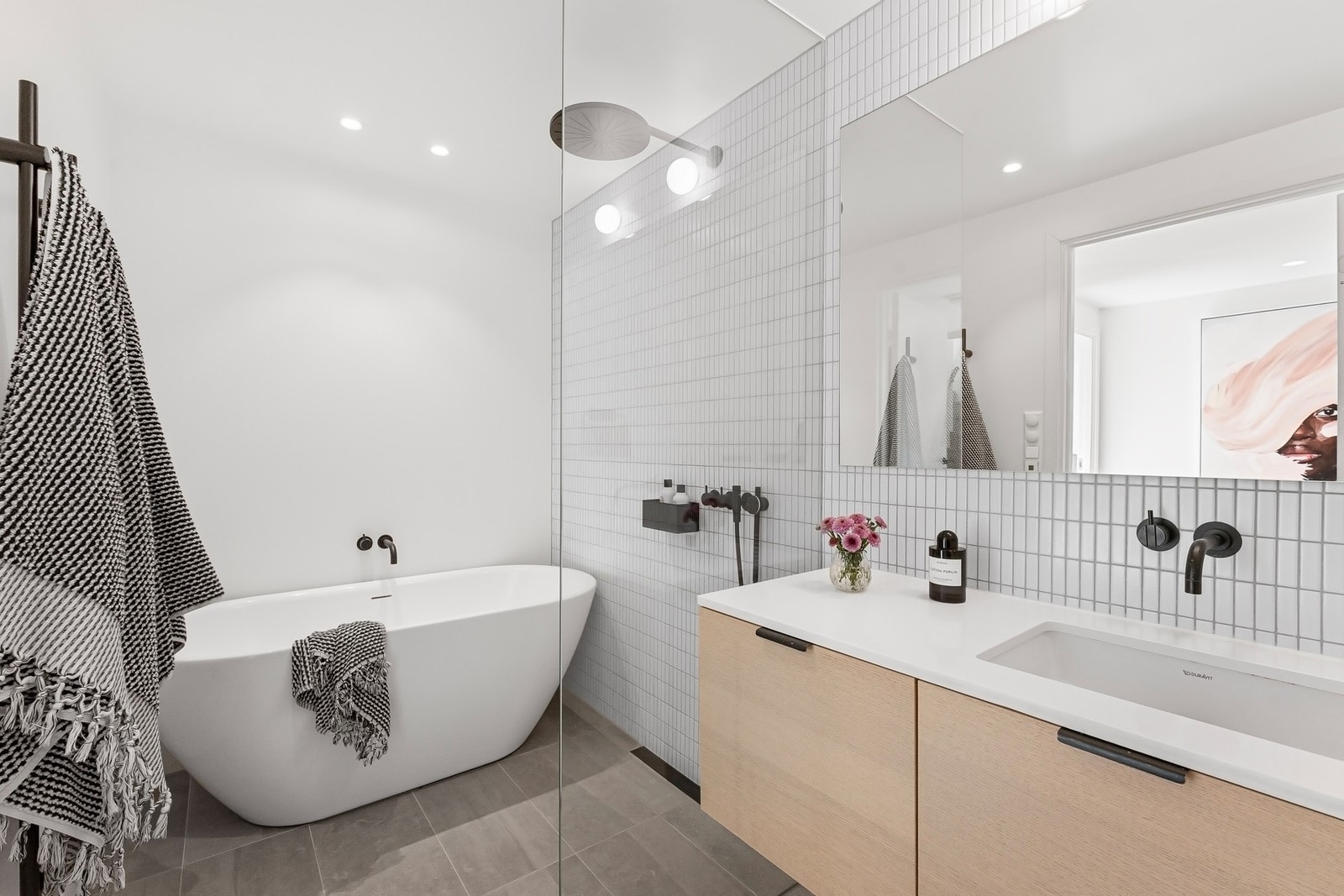 Badet er innredet med frittstående badekar, dusjnisje og lekker innredning. Galleribilde