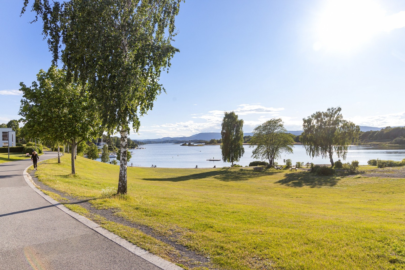 Få skritt fra boligen ned til vakre Koksabukta med strand, flytebrygge og båtliv. Galleribilde