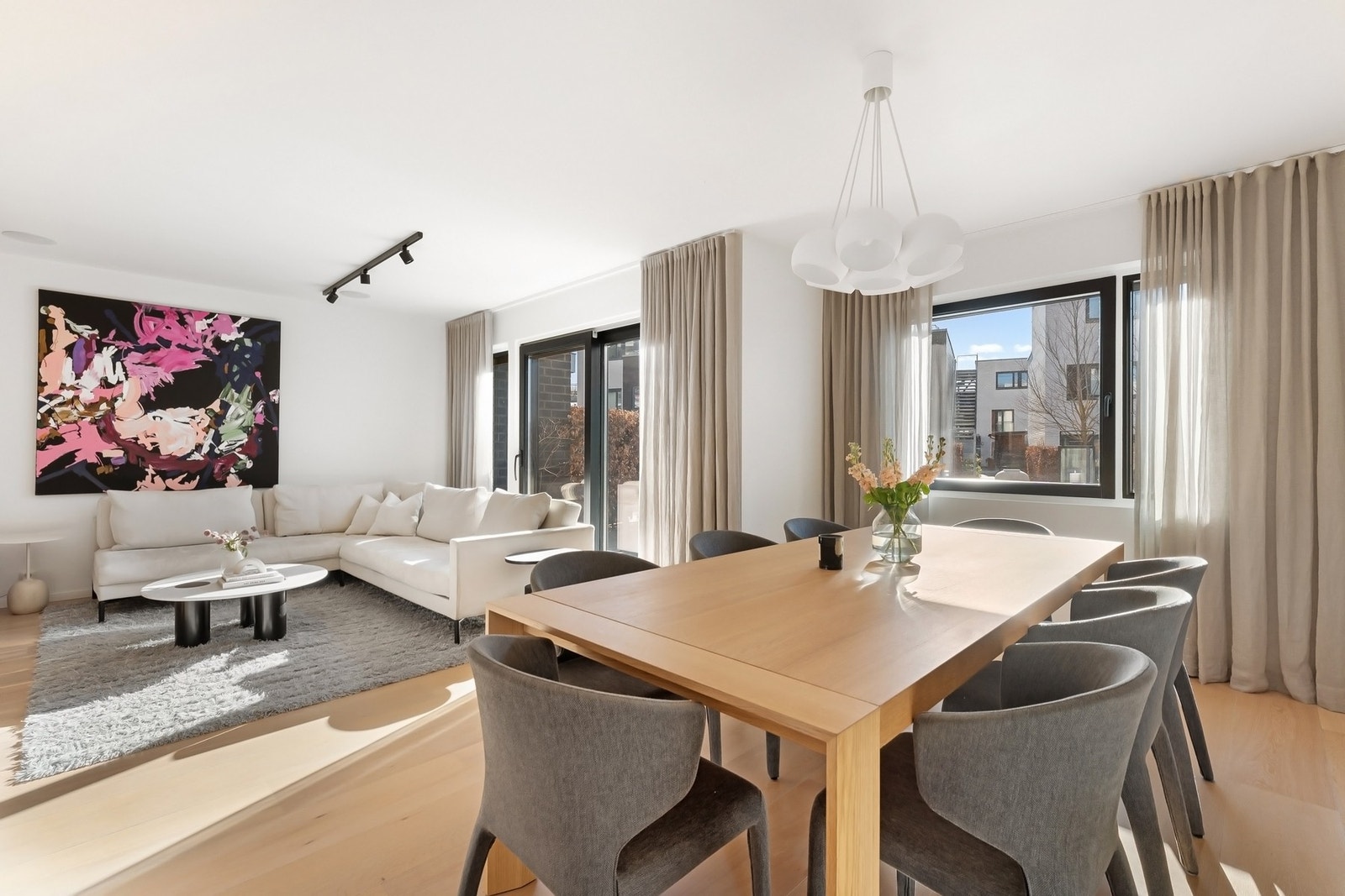 Fra stue/spisestue er det direkte utgang til solrik terrasse sydvestvendt terrasse. Galleribilde