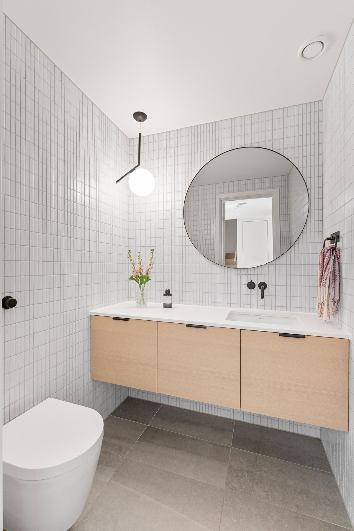 Minimalistisk og delikat gjestetoalett. Galleribilde