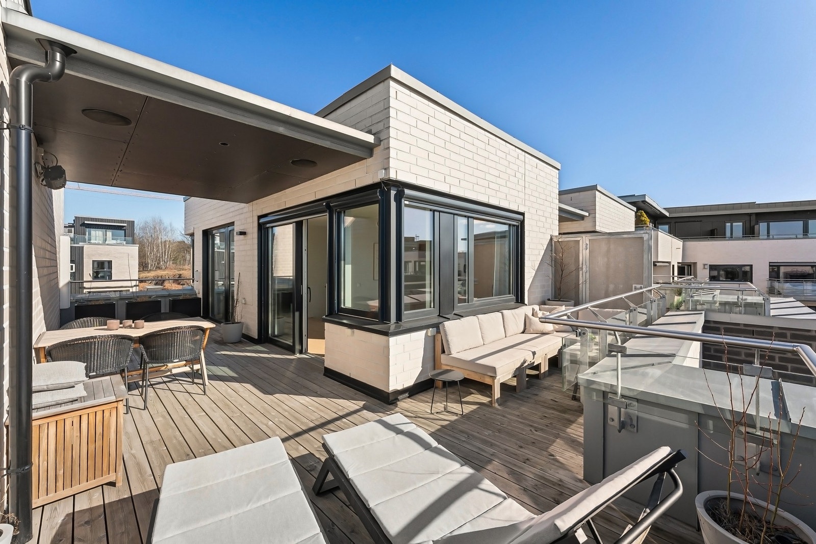 Stor og sosial takterrasse vendt mot vest med fantastiske solforhold. Galleribilde