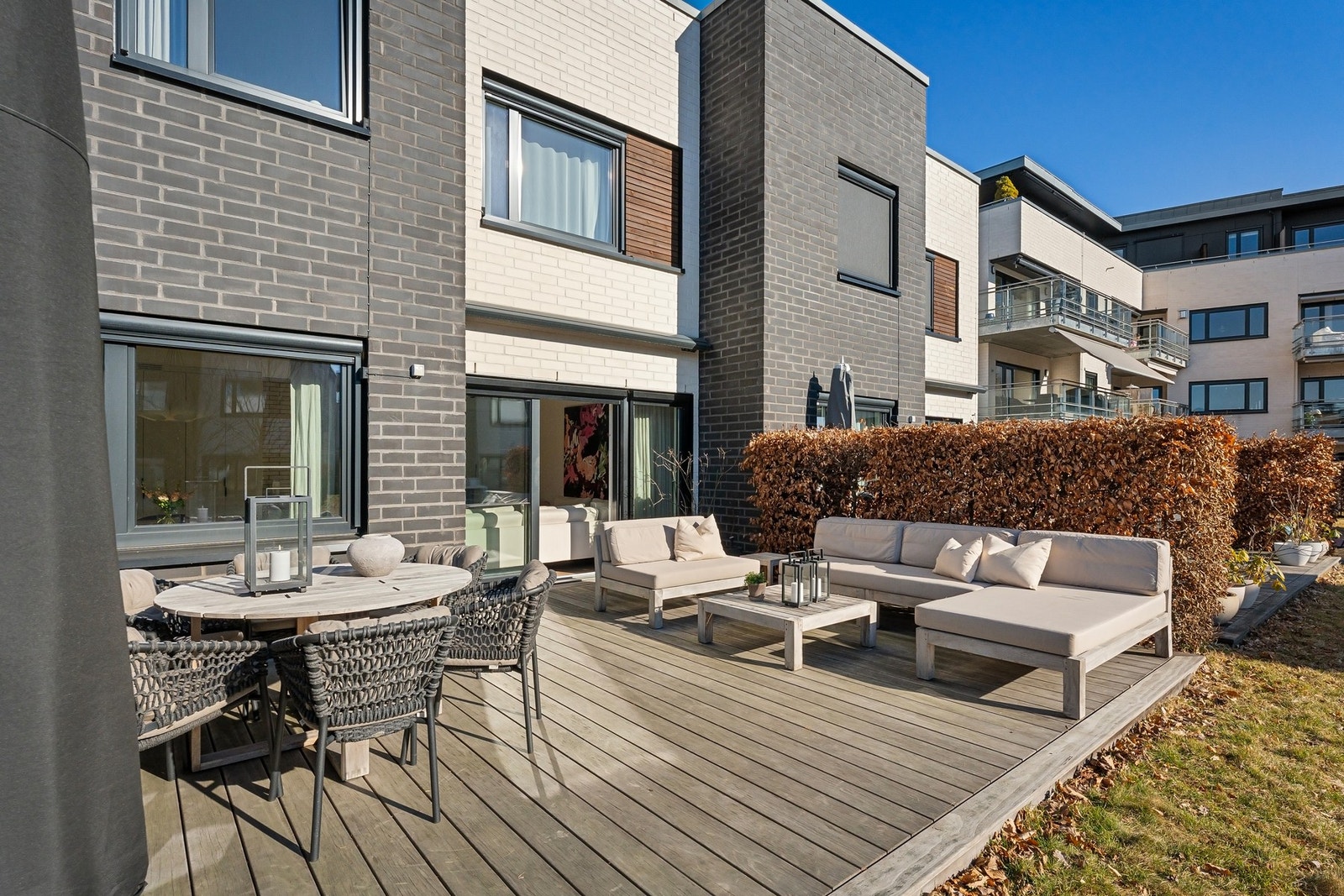 Solrik terrasse på 29 m² med god plass til sosiale sammenkomster med familie og venner. Elektrisk markise og screens er installert for skjerming. Galleribilde