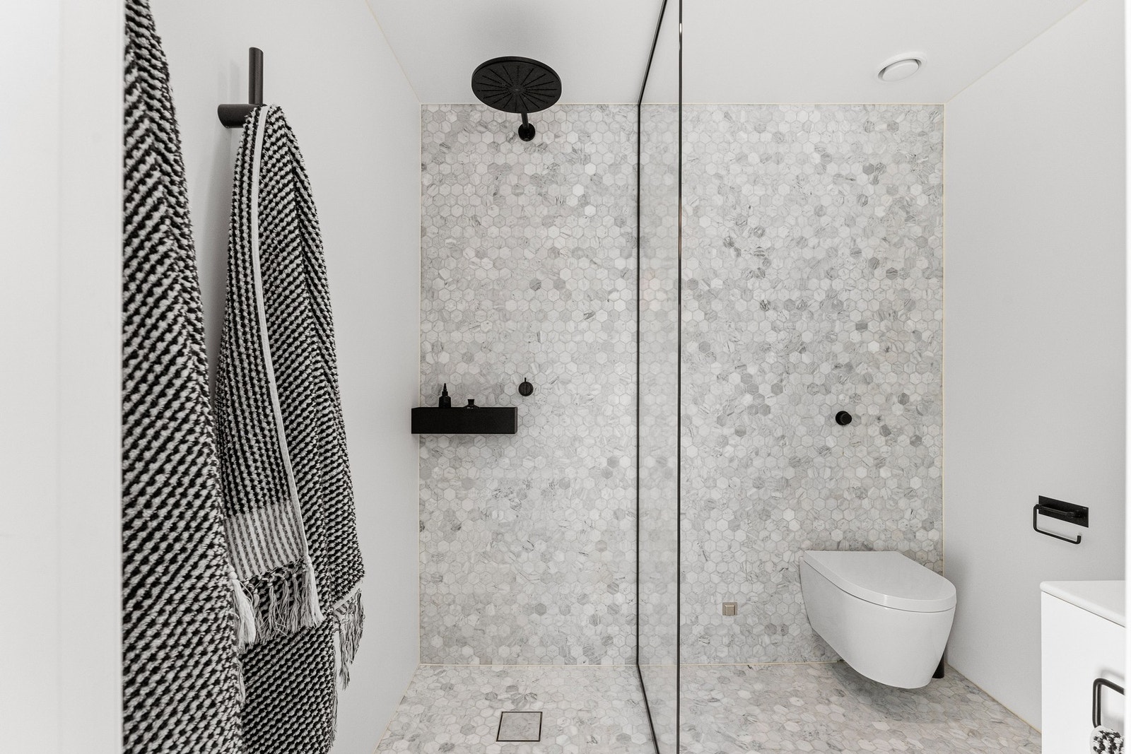 Badet er pusset opp med lekre tidløse fliser og gir et solid inntrykk. Galleribilde