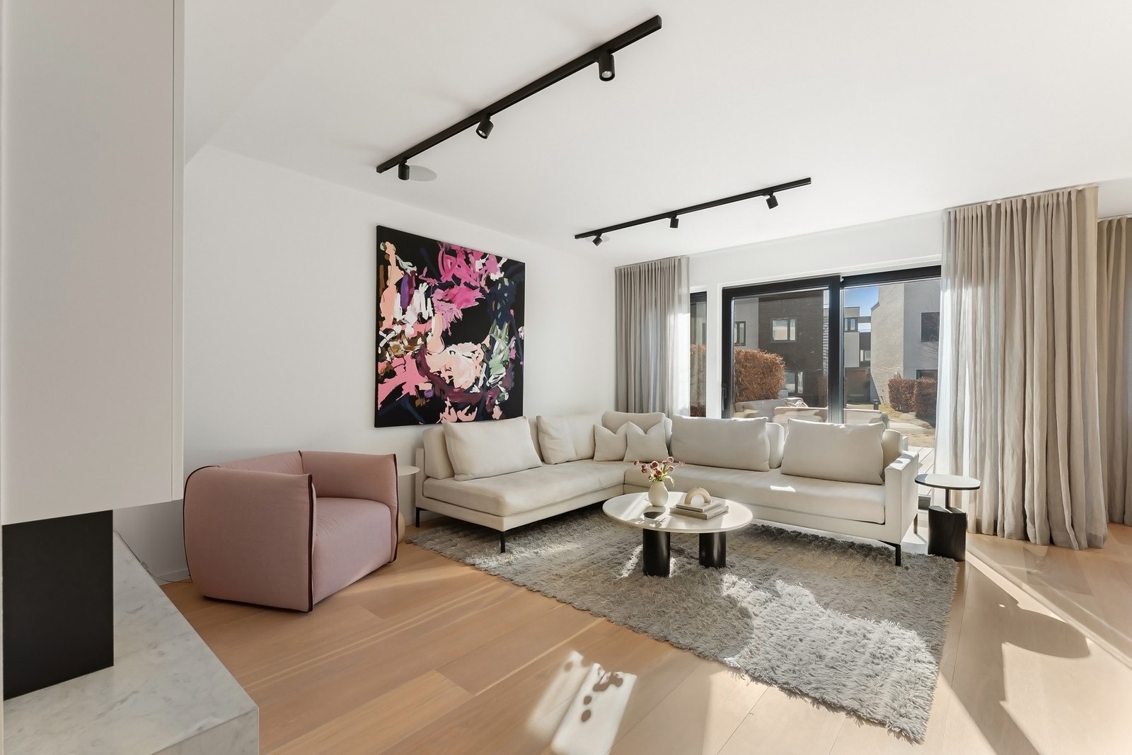 Rekkehuset har flotte oppholdssoner som fremstår betydelig oppgradert og innbydende innredet. Galleribilde