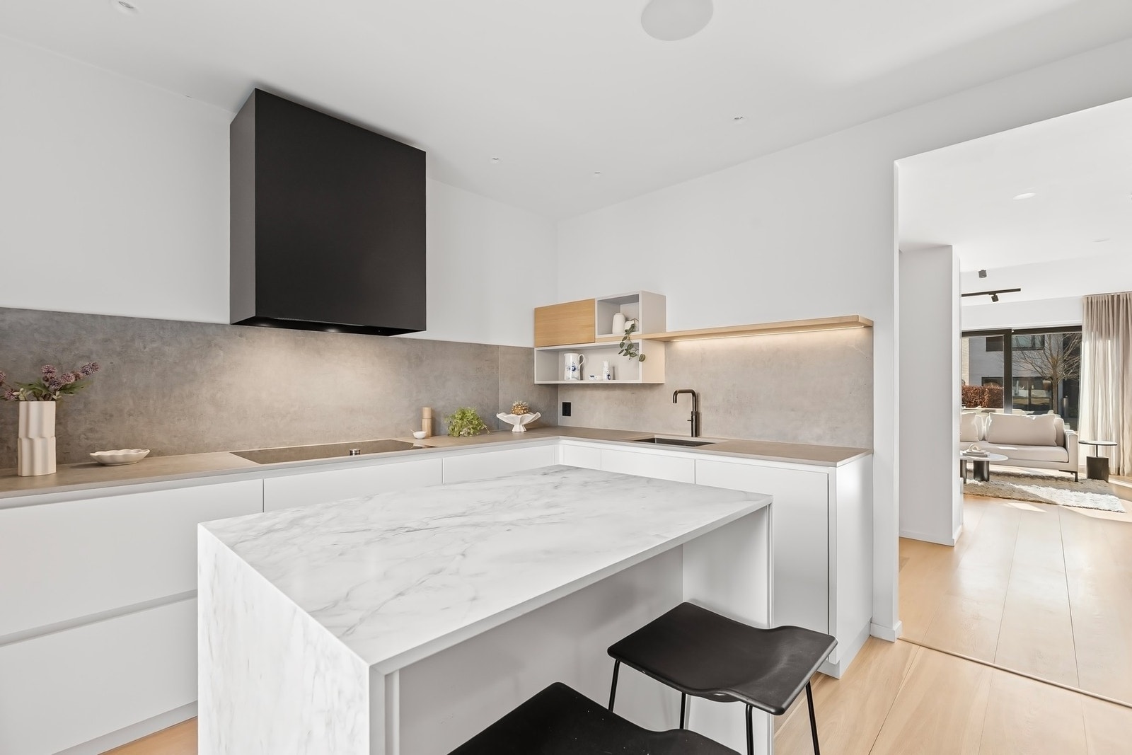 Kjøkkenet er både delikat innredet og har rom for det sosiale. Galleribilde