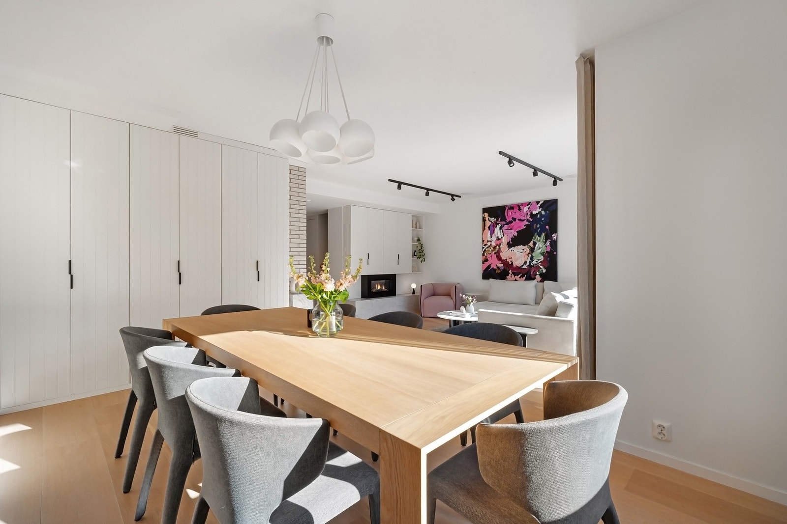 Spisestue er tilrettelagt for sosiale begivenheter. Plassbygde skap med rom for oppbevaring. Galleribilde