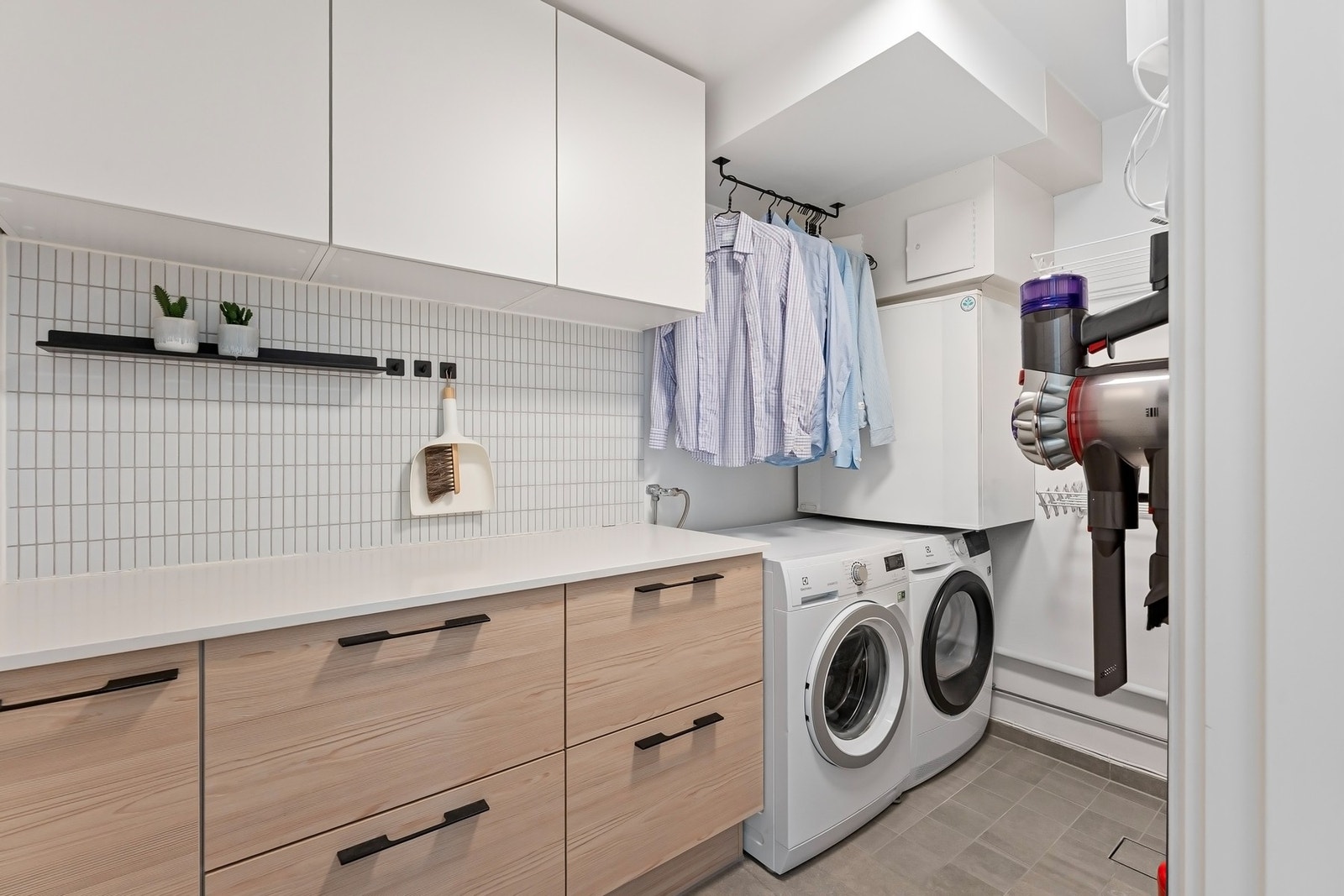 Praktisk og velutnyttet vaskerom med mye oppbevaringsplass. Galleribilde