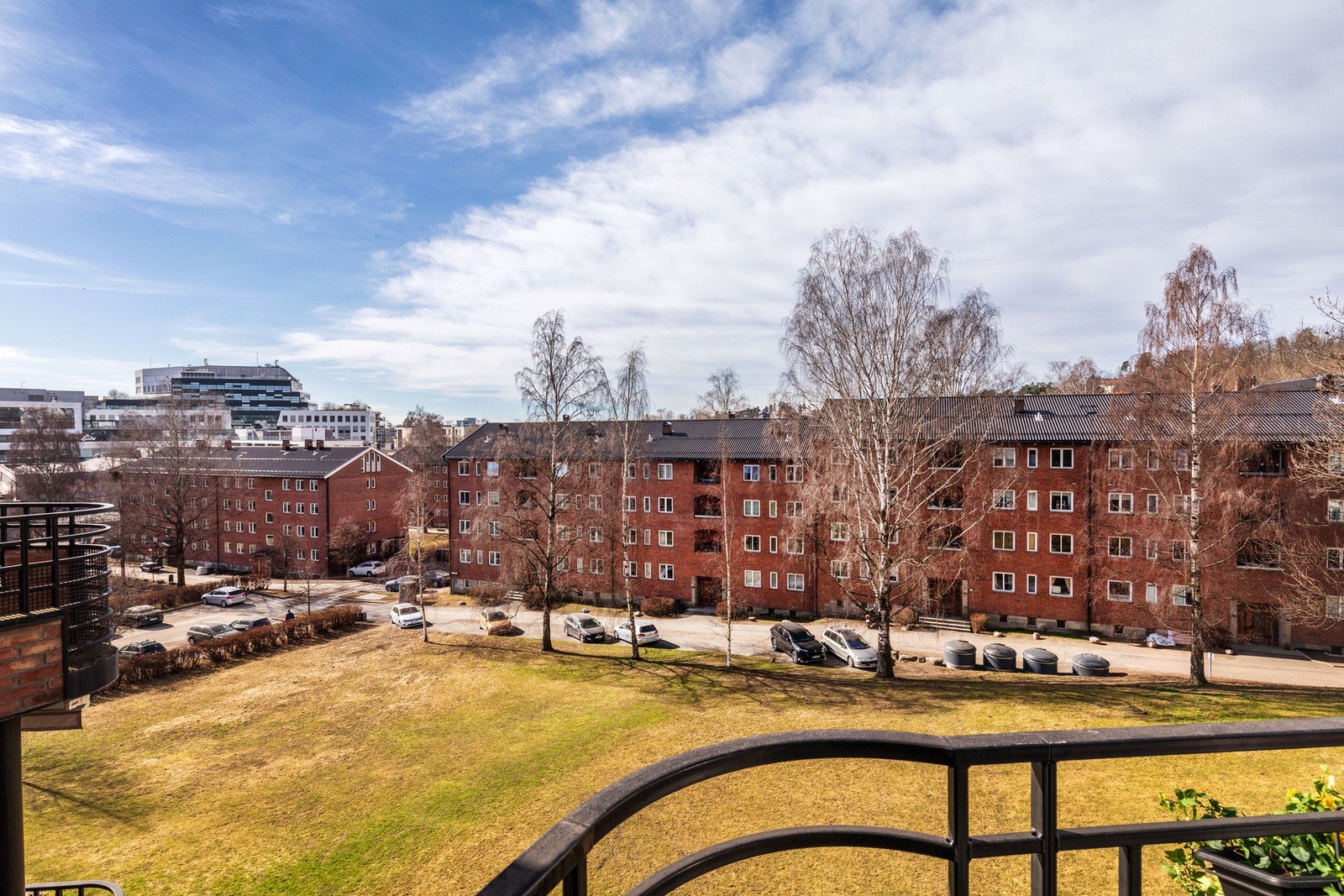 Utsyn fra balkong mot bakgård. Galleribilde