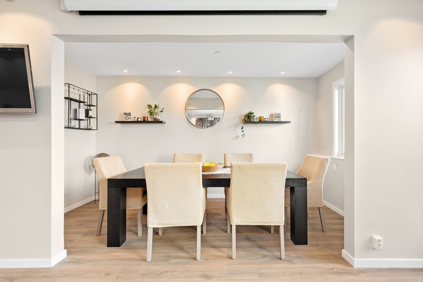 Spisestue med god plass til spisebord og tilhørende møblement. Galleribilde