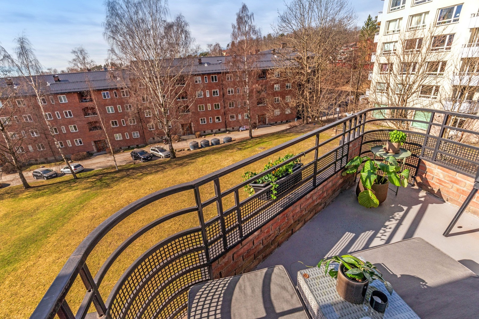 Balkong med god plass til utemøbler og grill. Galleribilde